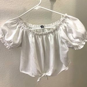 H & M white cropped shirt. Size small.